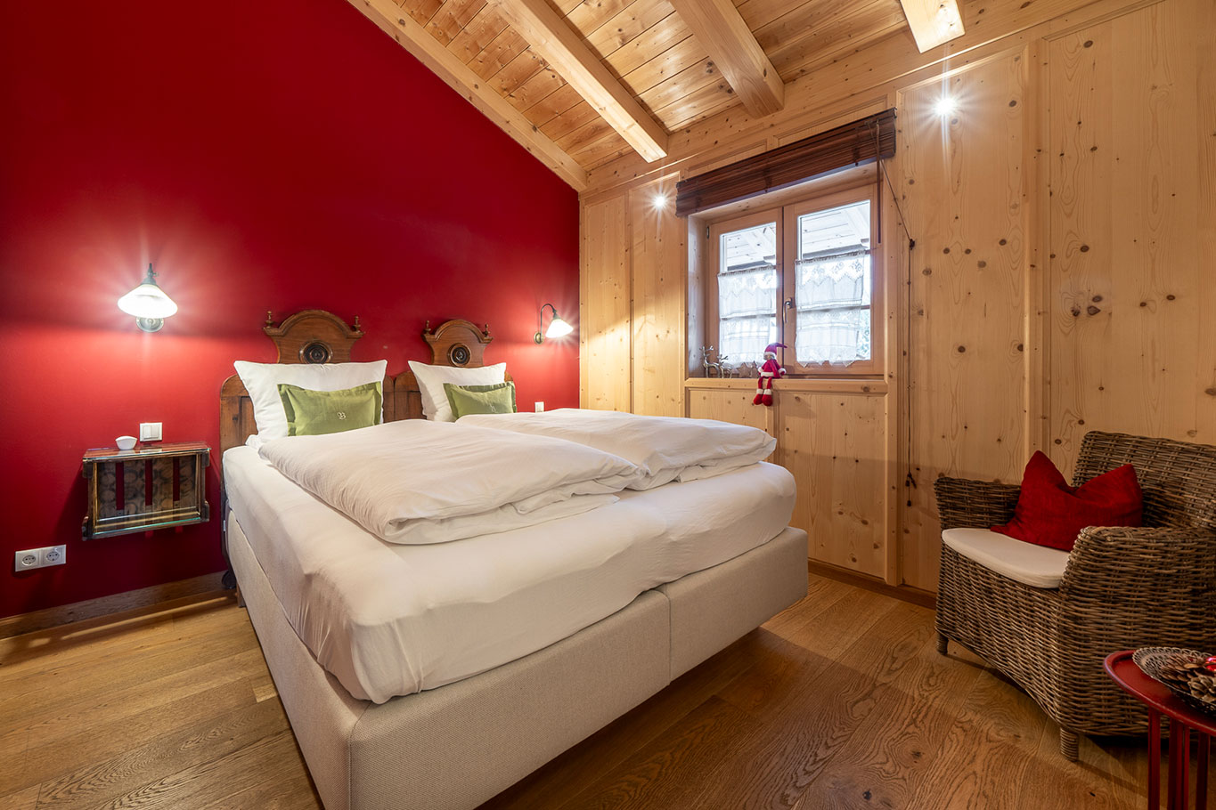 Landhaus-Benediktenhof-Arzbach-Chalet-Schlafzimmer-rot Landhaus-Benediktenhof-Arzbach-Chalet-Schlafzimmer-rot
