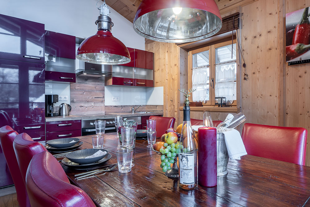 Landhaus-Benediktenhof-Chalet-Kueche-mit-Esstisch Landhaus-Benediktenhof-Chalet-Kueche-mit-Esstisch