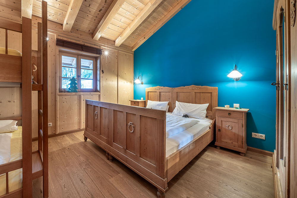 Landhaus-Benediktenhof-Chalet-Schlafzimmer-blau-doppelbett Landhaus-Benediktenhof-Chalet-Schlafzimmer-blau-doppelbett