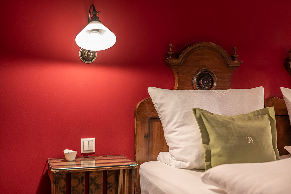 Landhaus-Benediktenhof-Chalet-Schlafzimmer-rot-Nahaufnahme Landhaus-Benediktenhof-Chalet-Schlafzimmer-rot-Nahaufnahme