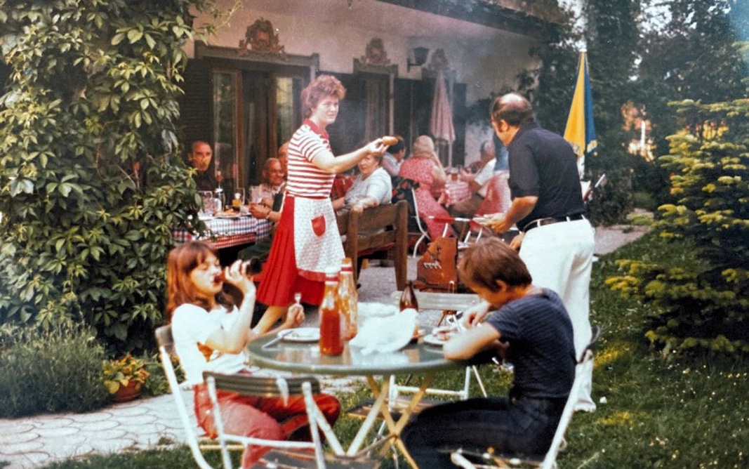 Landhaus-Benediktenhof-Betrieb-im-Garten Landhaus-Benediktenhof-Betrieb-im-Garten