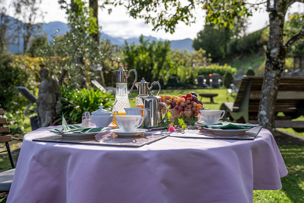 Landhaus-Benediktenhof-Galerie-gedeckter-Tisch Landhaus-Benediktenhof-Galerie-gedeckter-Tisch