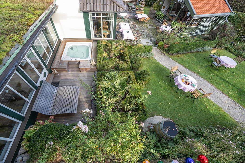 Landhaus-Benediktenhof-Galerie-vogelperspektive Landhaus-Benediktenhof-Galerie-vogelperspektive