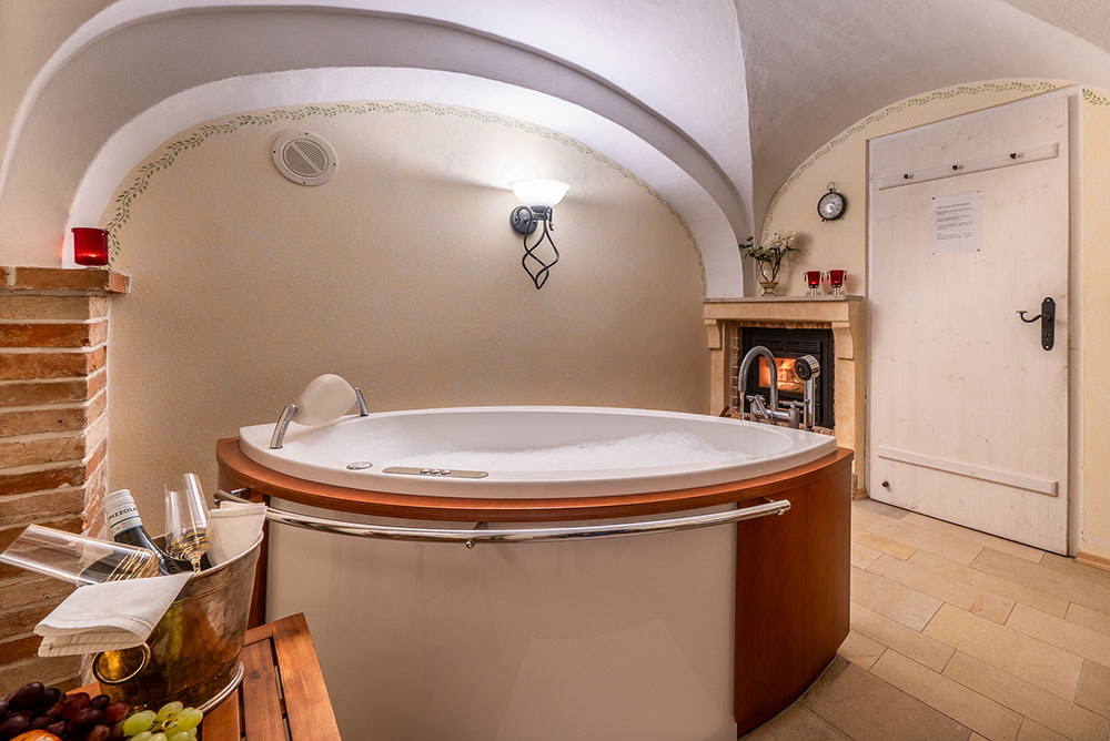 Landhaus-Benediktenhof-Galerie-whirlpool Landhaus-Benediktenhof-Galerie-whirlpool