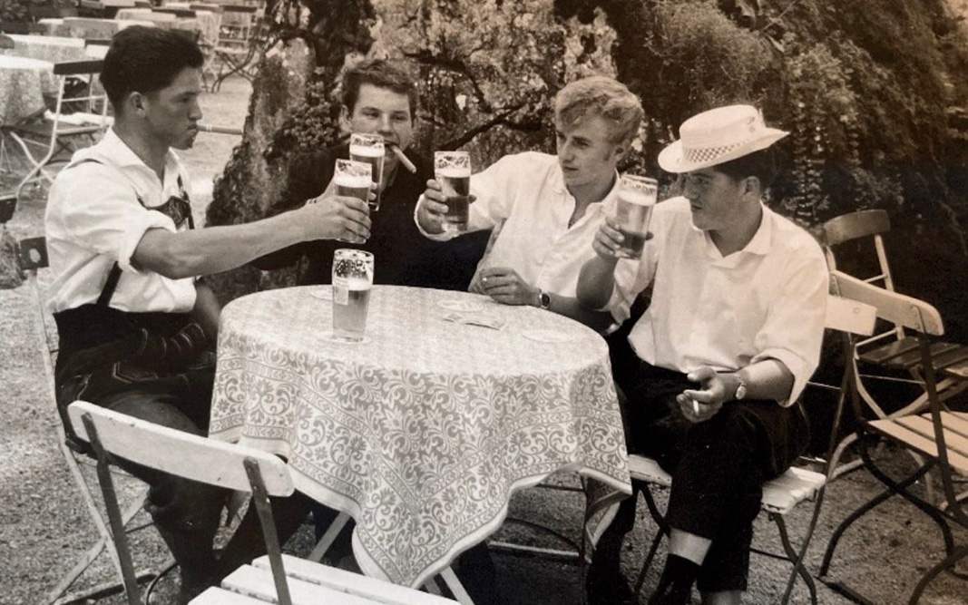 Landhaus-Benediktenhof-Geschichte-Maenner-im-Biergarten Landhaus-Benediktenhof-Geschichte-Maenner-im-Biergarten