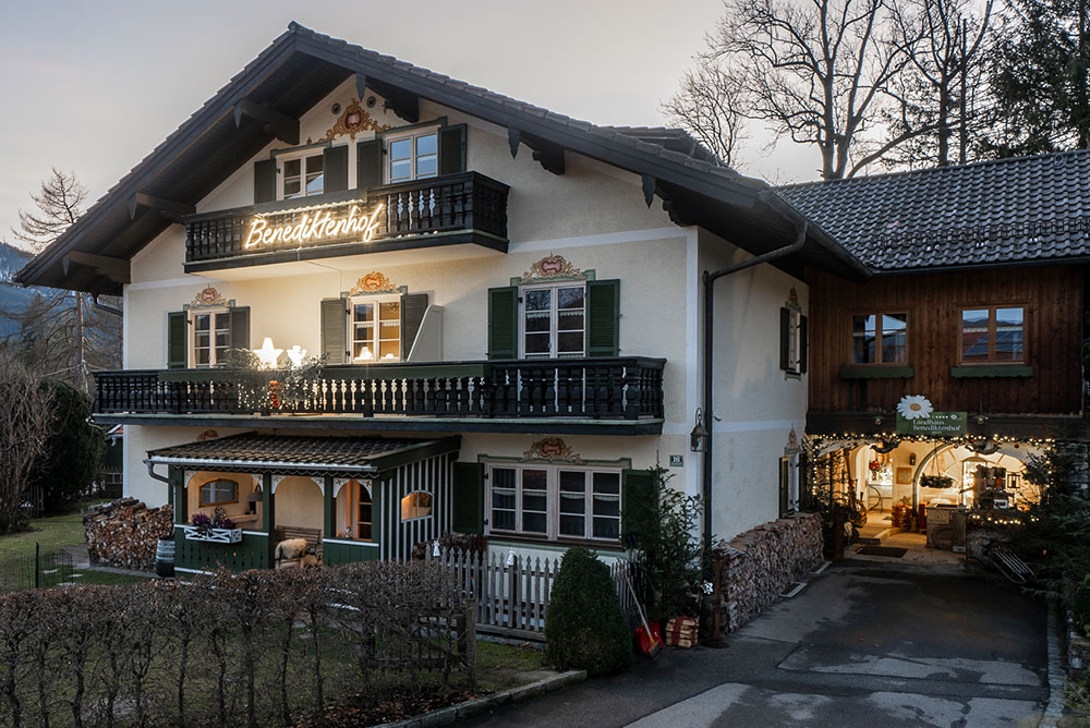 Landhaus-Benediktenhof-galerie-Aussenansicht Landhaus-Benediktenhof-galerie-Aussenansicht